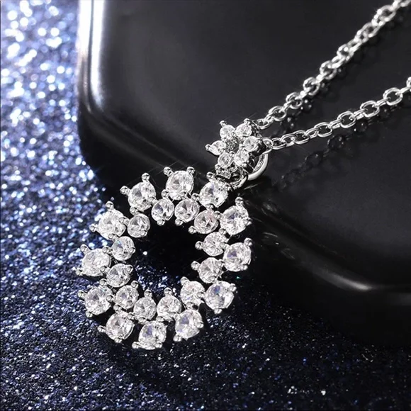 New Luxury Silver Color Diamond Necklace - Picture 3 of 6